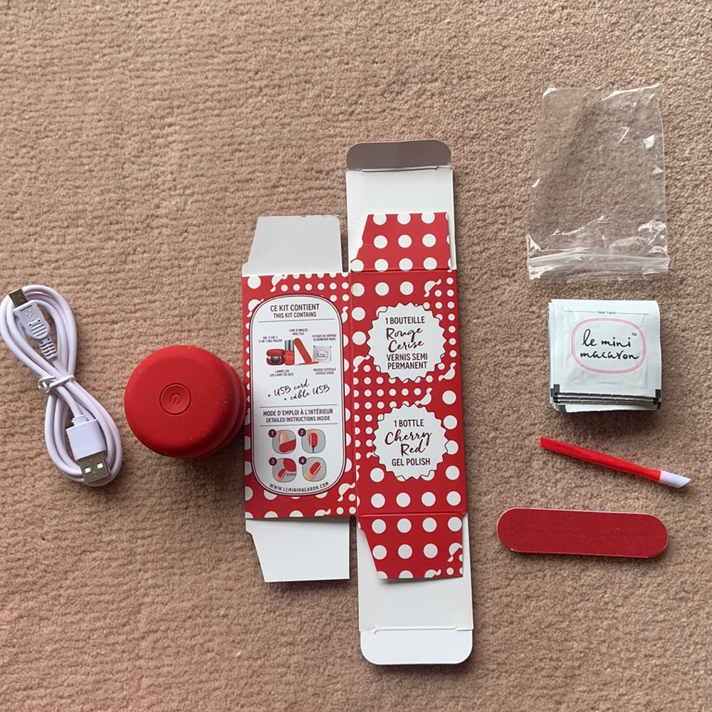 Le mini macaron in red